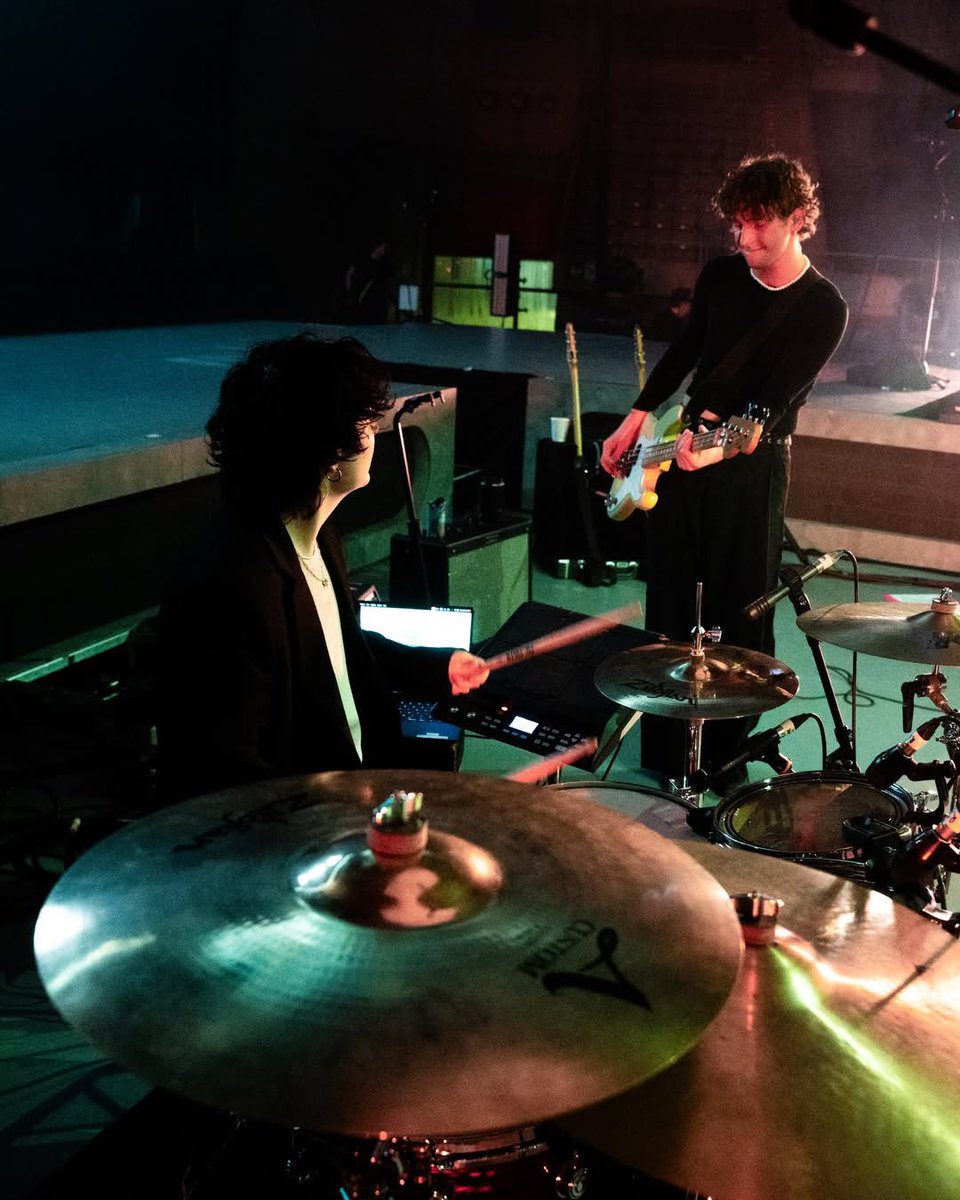 PALEWAVESLIVE's tweet image. TONIGHT Pale Waves play Utilita Arena in Birmingham, England 🇬🇧 

Capacity - 15.8k 👥 

@palewaves 🖤 @Louis_Tomlinson 🍋 @LTHQOfficial 🙏🏻

#palewaves #palewavesxlouis #HDWGH #HDWGHBirmingham
