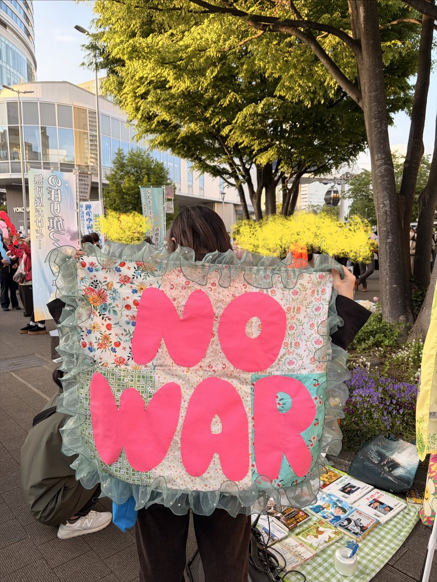 仕事スムーズに終わらず、子供の迎えの時間までに間に合うように短時間だけスタンディング参加してきた。スタッフの方が撮影してくれました📸
#桜木町反戦サイレントスタンディング0425