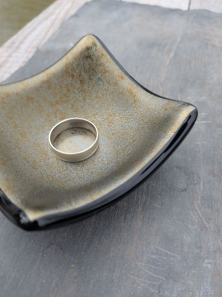 Samphireglass's tweet image. Introducing a new small gold shimmering iridescent on black trinket dish. A lovely handcrafted bowl. Perfect to put rings and earrings in. 

#giftideas #ukgiftam #ukgifthour 

samphireglass.etsy.com/listing/447753…
