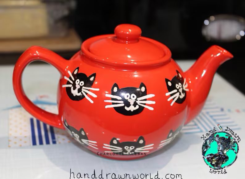 HandDrawnWorld_'s tweet photo. CaTEAday Saturday 🐱 

Hand drawn cat lover’s teapot 🫖 Available in 2 sizes &amp; many colours 🎁 

Can be purrsonalised ❤️

https://t.co/G0csPyV1AQ

#UKGiftHour #Caturday #MHHSBD #ShopIndie #catlovers #timefortea https://t.co/Ckwl0c3kOp