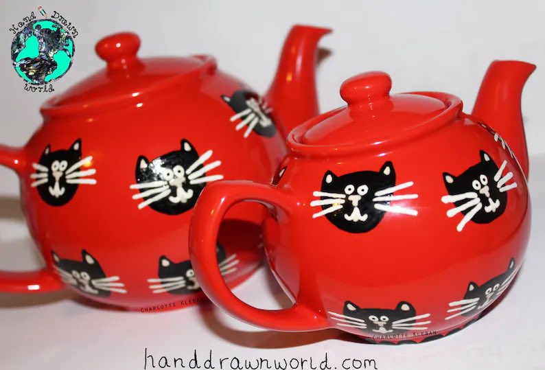 HandDrawnWorld_'s tweet photo. CaTEAday Saturday 🐱 

Hand drawn cat lover’s teapot 🫖 Available in 2 sizes &amp; many colours 🎁 

Can be purrsonalised ❤️

https://t.co/G0csPyV1AQ

#UKGiftHour #Caturday #MHHSBD #ShopIndie #catlovers #timefortea https://t.co/Ckwl0c3kOp