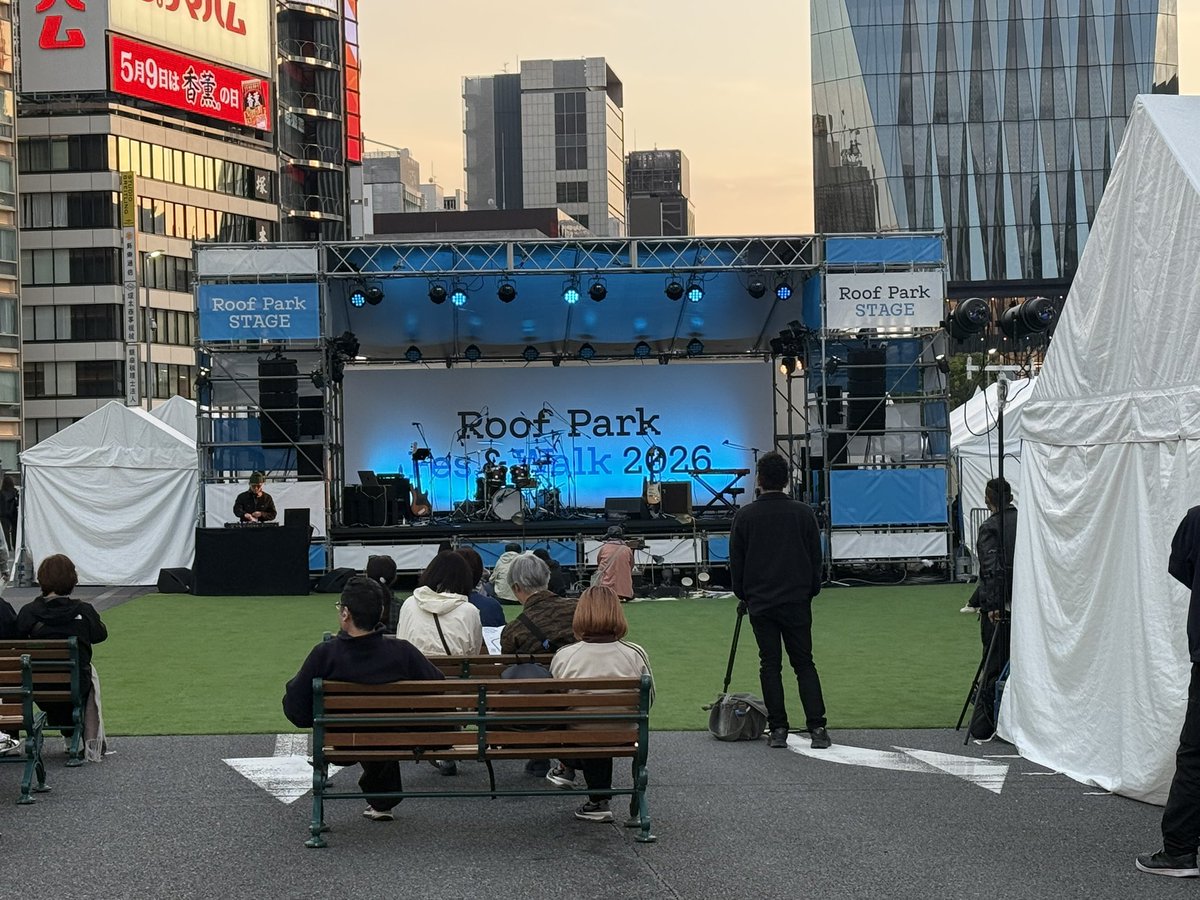 本日の現場
「Roof Park Fes &amp; Walk 2026」Roof Park LIVE &amp; CINEMA
@ KK線（旧東京高速道路）

使われなくなった高速道路の上(有楽町から新橋まで約2km)を景色やライブなどを楽しみながら歩くイベントです🤗

去年歌番組でCreepy Nutsがパフォーマンスしてたとこですね