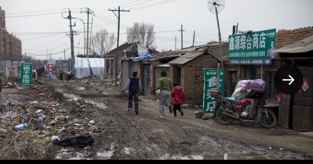 <a href="/DosRunas/">Runas Dos Lunas</a> Ahora sal de las ciudades-escaparate y vete a la China oculta y rural. Pobre, miserable y olvidada por su gobierno. El 80% de los chinos vive ahí y no en la China escaparate.