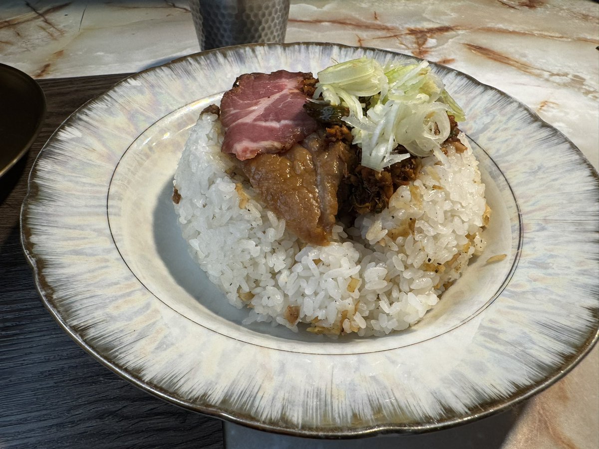 improv.さん

五郎【umai】
ポーク×3
大村式爆裂生姜飯大sp

スッキリに濃厚、どっちも最強、比べる意味がない。
プルプルの煮豚でご飯が食べたいというこちらの思考をその場で読み取られたような丼にも大満足。

ご馳走様でしたヾ( ó╻ò)ノ
<a href="/improvramen/">improv.</a> 

#improvramen