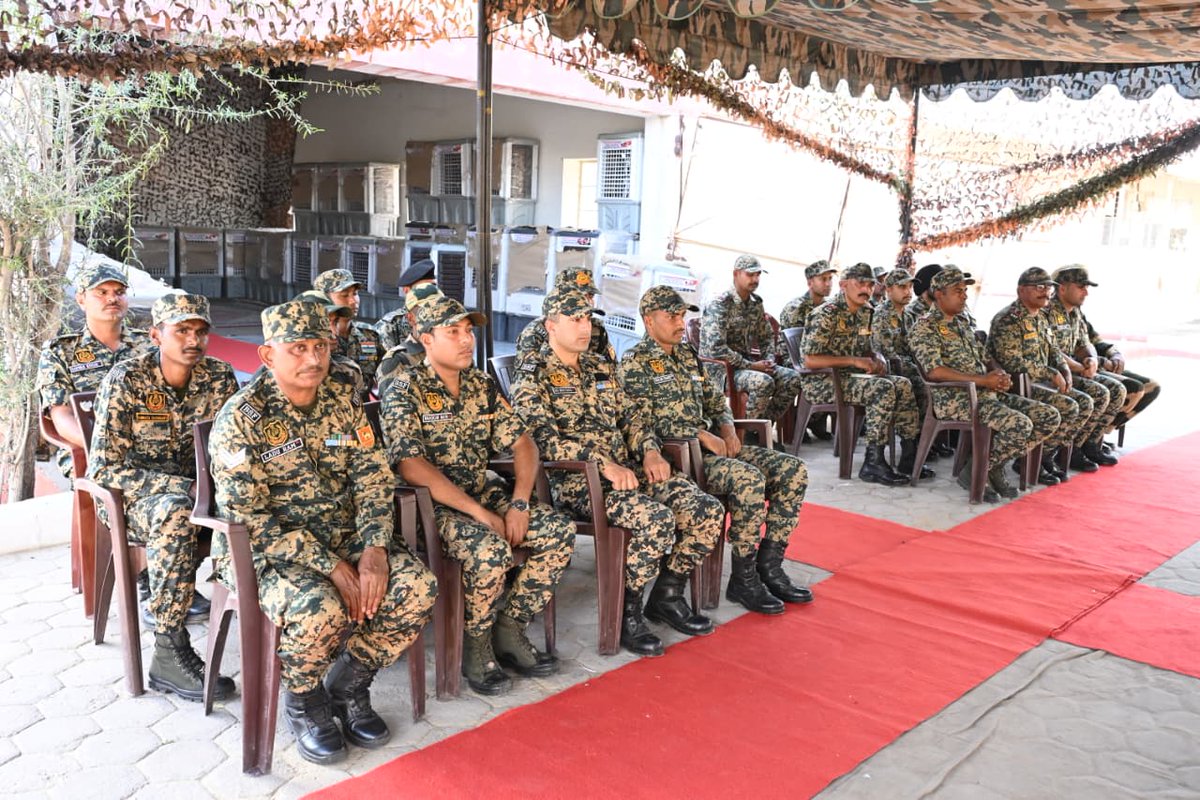 सीमा पर तापमान 50 डिग्री. इस समय भी BSF है सजग, समाज भी इनके सहयोग के लिए तैयार, सीमाजन फलोदी जिले की बाप टीम द्वारा अध्यक्ष अखजी के नेतृत्व में भामाशाह ओमजी खत्री के सहयोग से 81 कूलर भेंट किए।
कार्यक्रम में BSF IG एम.एल. गर्ग, सीमाजन के संगठन मंत्री स्वरूपदानजी उपस्थित रहे।