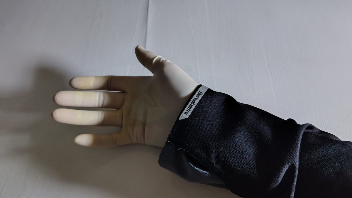 Lin98320704's tweet photo. I thought only my fingers were covered. It was only when I pulled back my sleeve that I realized the glove had coiled around and covered my entire arm like a snake. I was bound by latex, forced into doing terrible things. https://t.co/Ri6rZi2wdh