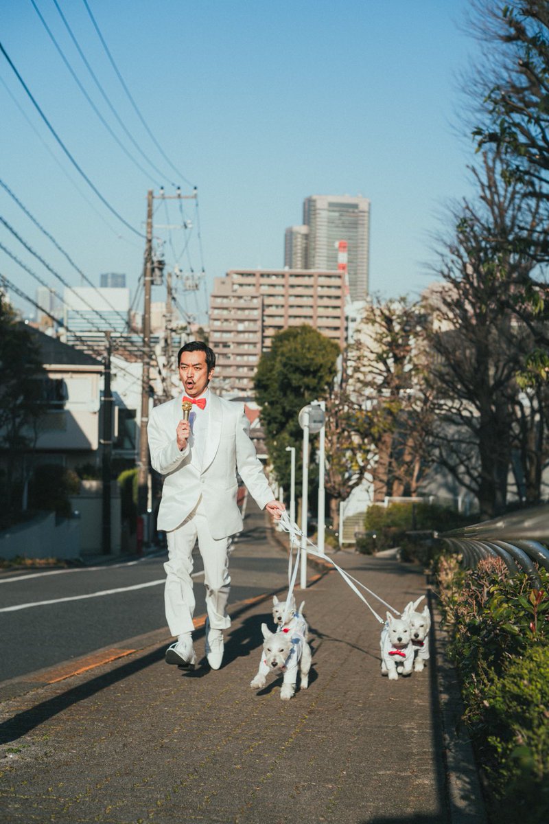 今日コンサートやったの忘れて急いで会場に向かうムード歌謡歌手とコーラス隊。