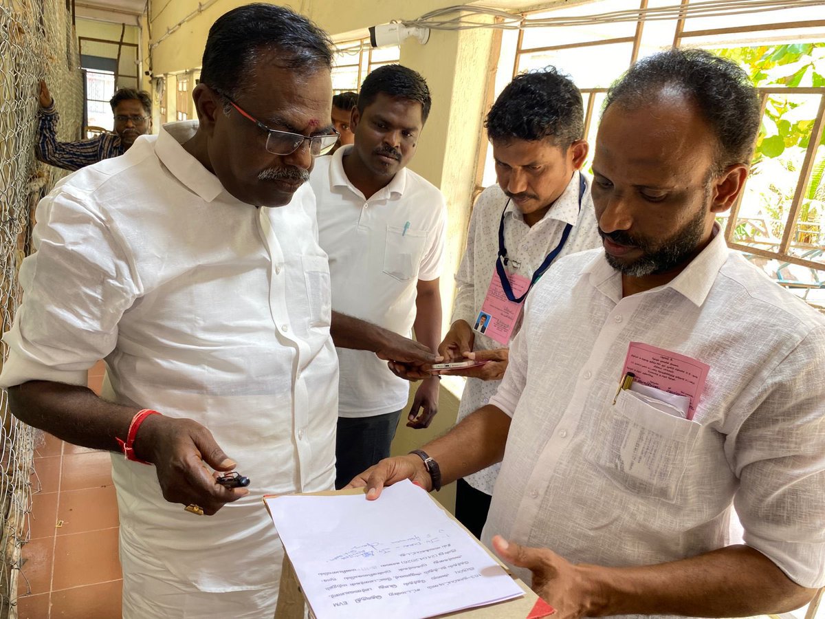 badusha1000's tweet photo. நடைபெற்ற 2026 ஆம் ஆண்டிற்கான சட்டமன்ற பொதுத் தேர்தலில் நாகை தொகுதியில் களம் கண்ட வெற்றி வேட்பாளர் சமத்துவ தலைவர் பேராசிரியர் ஜவாஹிருல்லா அவர்கள் உட்பட அனைத்து வேட்பாளர்களின் வாக்கு பெட்டிகளை வாக்கு எண்ணிக்கைக்காக பாதுகாப்பாக வைக்கப்பட்டு அரசு அதிகாரிகள் முன்பு சீல் செய்த பொழுது.. https://t.co/W9yDBTzO6k