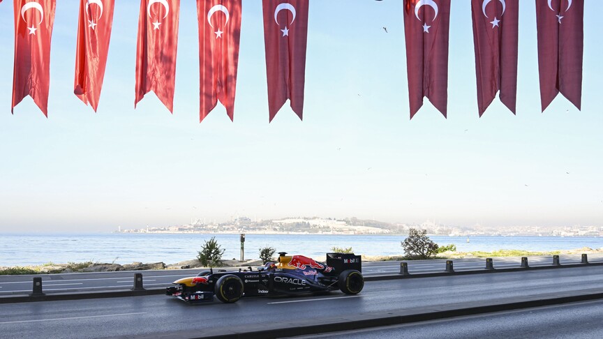 aa_finans's tweet photo. 🇹🇷 Formula 1'in dönüşü İstanbul ekonomisine ivme kazandıracak 🏁

🎙️ Türkiye Seyahat Acentaları Birliği Başkanı Firuz Bağlıkaya:

👉 "(Formula 1) Bu tarz organizasyonlar, sadece düzenlendiği hafta sonunda değil sonrasında da yarışın gerçekleştiği destinasyonun turizm hareketliliğini artırıyor. Ülkemizin yeniden Formula 1 takvimine girmesi Türkiye'ye uluslararası düzeyde gösterilen güvenin de çok önemli bir göstergesi"

🎙️ Birleşmiş Markalar Derneği Başkanı Sinan Öncel:
👉 "Formula 1 küresel ölçekte marka bir etkinlik. Etkinliğin uzun bir aradan sonra İstanbul'da düzenlenmesini turizm, perakende ve ülke imajı açısından da çok boyutlu bir fırsat olarak değerlendiriyorum. Bu tür organizasyonlar, ülkelerin tanıtımına güçlü katkı sağlarken, aynı zamanda ekonomiye de doğrudan olumlu yansıyor"

https://t.co/Bc3ynptnGk
