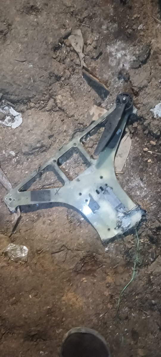 Tamrico2022's tweet photo. "Heute Morgen hat es uns erwischt... alles ok, alle am Leben
-- Oh je. Viel Schaden?
Glimpflich ... Schon alles wiederhergestellt
Glasfaser-FPV. Ja, Fischernetze haben uns gerettet.
Das ist alles, was von dem rus. Mist übrig blieb"
✉️aus Saporischschja
Danke @CarlFuttrup 🙏 https://t.co/x3znwOYhxb