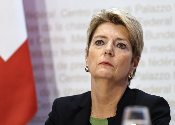 BurkhardtPhilip's tweet image. Finanzministerin Karin @keller_sutter zeigt sich irritiert über die Vorwürfe der @UBS an den #Bundesrat wegen der Vorlage zur #Bankenregulierung.
"In der Schweiz spricht man eigentlich auf einer anderen Ebene miteinander", sagt sie in der "Samstagsrundschau" von Radio #SRF. (1/7)