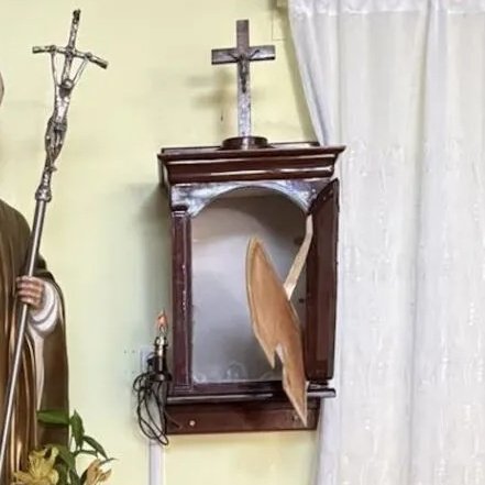 🚨⛪ 𝗔𝗟𝗘𝗥𝗧𝗘 — L’église Saint-Jean-Paul II de Bois de Nèfles Coco à Saint-Louis, à La Réunion, a été PROFANÉE.

Le tabernacle a été FRACTURÉ et des hosties consacrées DÉROBÉES, ainsi que de l’argent des dons et d’autres objets de valeur. (France Info)