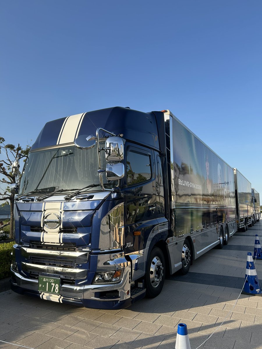 \(｀･ω･´)/ｼｭﾀｯ!
仕事帰りに来てみたPart2‍＼＼\\ꐕꐕꐕ//／／ﾜｰｲ💞
ツアトラ撮影初心者🔰やけど上手く撮れたか不安だけど…💦とにかく会場の熱気がスゴいのと🎵ドンドコ🎵と音漏れがする✨中はめっちゃ盛り上がってるだろうな💓
さてさて…私は明日に備えて帰ります|)彡　ｻｯ
#Bz
#FYOPplus