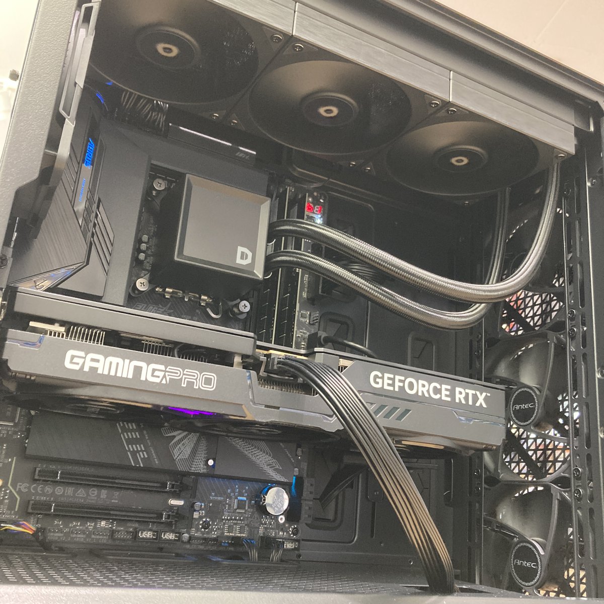 Dospara_kfk's tweet image. お客様ご依頼の #組立代行 PCが完成‼️
#ANTEC P20CEのケースでご注文頂きました。

ブラックで統一した、大人びたシックな仕上がりです✨

見積り無料！お気軽にご相談ください😊
 #自作PC #ドスパラスタッフ #GIGABYTE #Palit