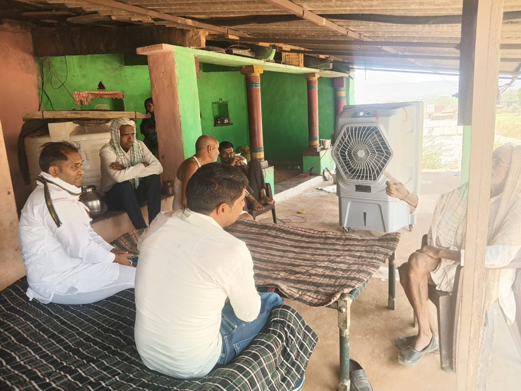 vishal_INC's tweet photo. सपोटरा : कसेड़ में कांग्रेस कार्यकर्ता भाई रामरेश मीणा के पिता जी के निधन उपरांत घर पहुंचकर शोक प्रकट किया। #मण्डरायल #Mandrayal #sapotara #Sapotra #kased
@INCIndia @RahulGandhi @kharge @priyankagandhi @SachinPilot @ShayarImran @Sukhjinder_INC @Chiranjeev_INC @KRajuINC @pravchak
@SachinAhimsa @VikrantBhuria @GovindDotasra @TikaRamJullyINC @GhanshyamMahar_ @Pbmla126