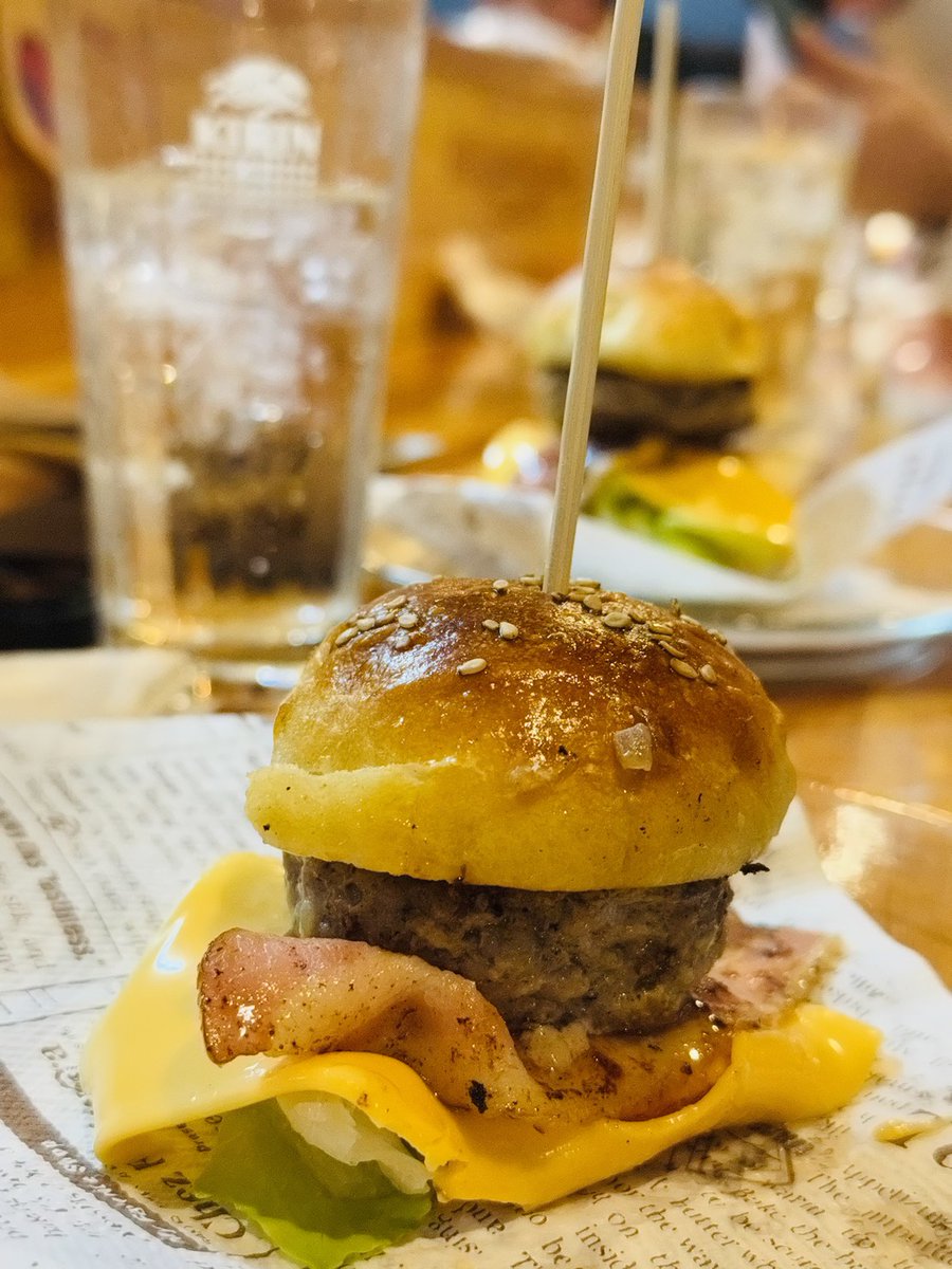mapintas000's tweet photo. この前バンズからハンバーガー作った
月1でやりたい🍔 https://t.co/rbFIVk2lw4