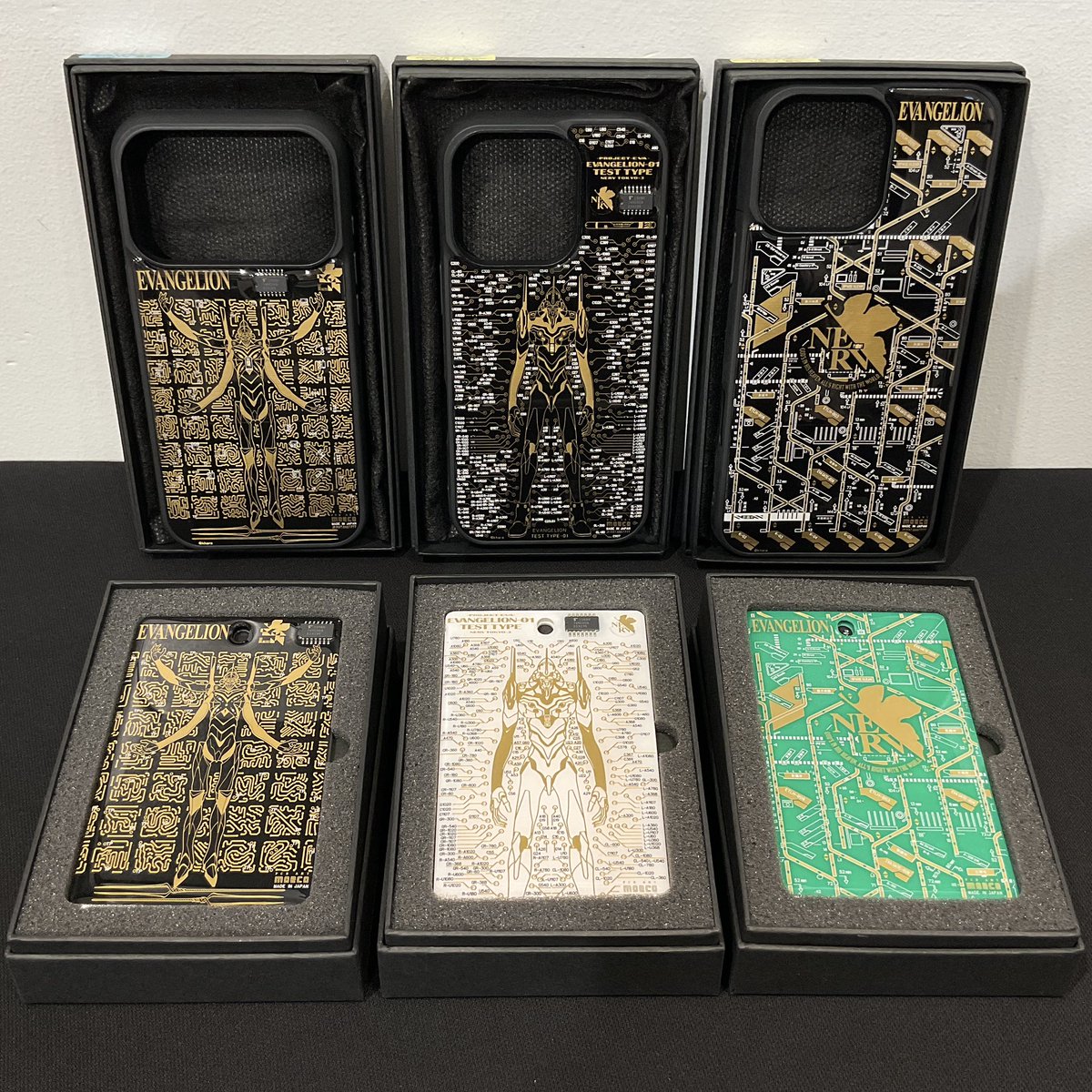 eva_store's tweet photo. 【TOKYO-01(池袋)】《PICK UP》
電子技販よ��「FLASH 基板アート iPhoneケース(15,16,17pro/pro Max)」「FLASH 基板アート IC-CARD ケース」各種をご紹介！

本物の基板が使用されていて、iPhone本体や改札などの電波をキャッチし、表面のLEDが光る仕組みとなっています🌟

iPhoneケースは黒のみ、IC-CARD ケースは黒、白、緑の3色展��となっており、基板デザインと相まってカッコ良さの際立つアイテムです♪

プレゼントにもオススメですよ🎁

#エヴァストア
