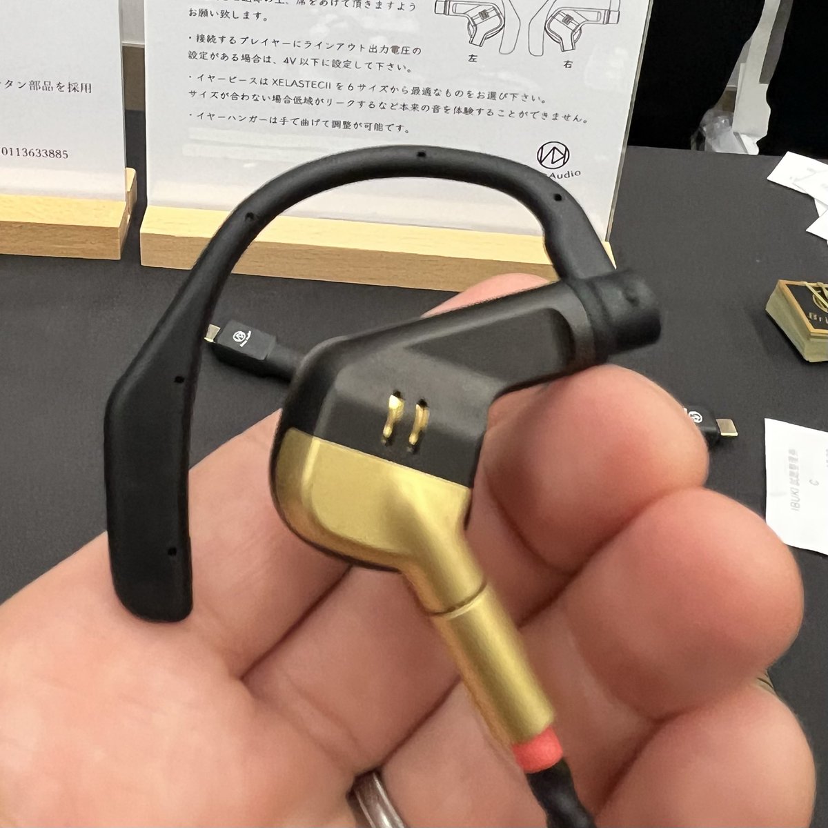 TAGOOOOO's tweet photo. 本日は「ヘッドフォン祭2026」に出展！！

今回試聴して驚いた2機種。
巨匠レコーディングエンジニアの森元さんが開発に携わったBluetoothイヤホン「NEXIEM」。ブリスオーディオ佐々木さんが開発された「IBUKI」。
最高の音に触れて、私も新しい作品を作りたい！という意欲が湧いてきました！ https://t.co/UbgPwuskct