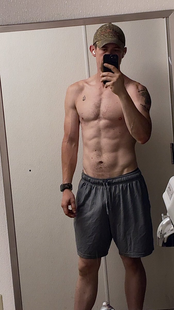 fitnessjunky42's tweet image. Hitting it hard everyday even weekends. Only way to be great is to do hard things. #gym #workout #weightlifting #sixpack #grinding