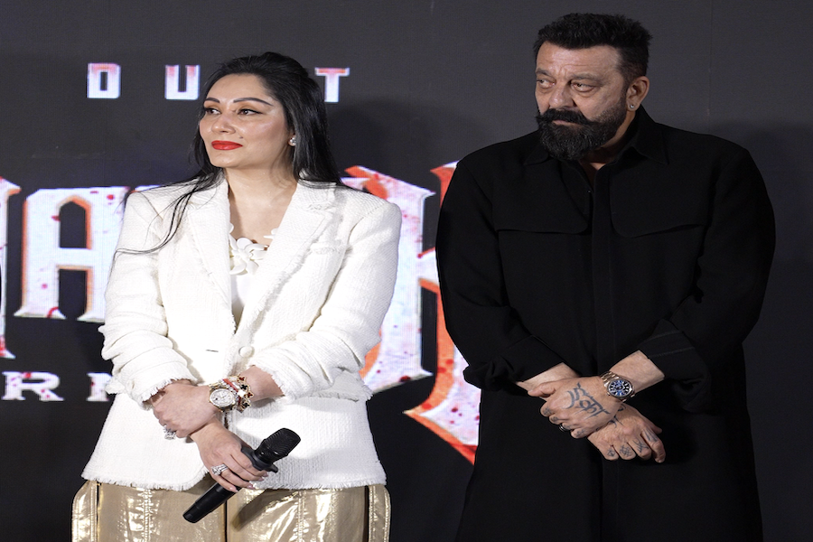 BollywoodH's tweet image. #MaanayataDutt Calls #Khalnayak Her #Favorite As #KhalnayakReturns Builds Buzz

surl.li/lvykfo