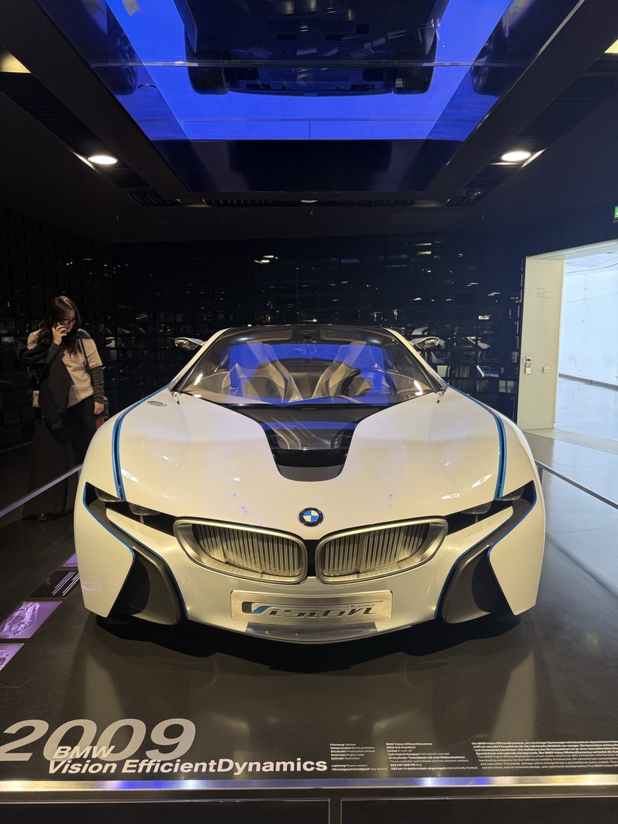 HassimiouBh86k's tweet image. Le BMW Museum est un véritable chef-d’œuvre ! J’y ai passé des heures, captivé par les légendes automobiles qui y sont exposées. Le niveau de détail est tout simplement incroyable. Si vous êtes passionné de voitures, ce musée est un incontournable. #Carlovers #Munich #BMW