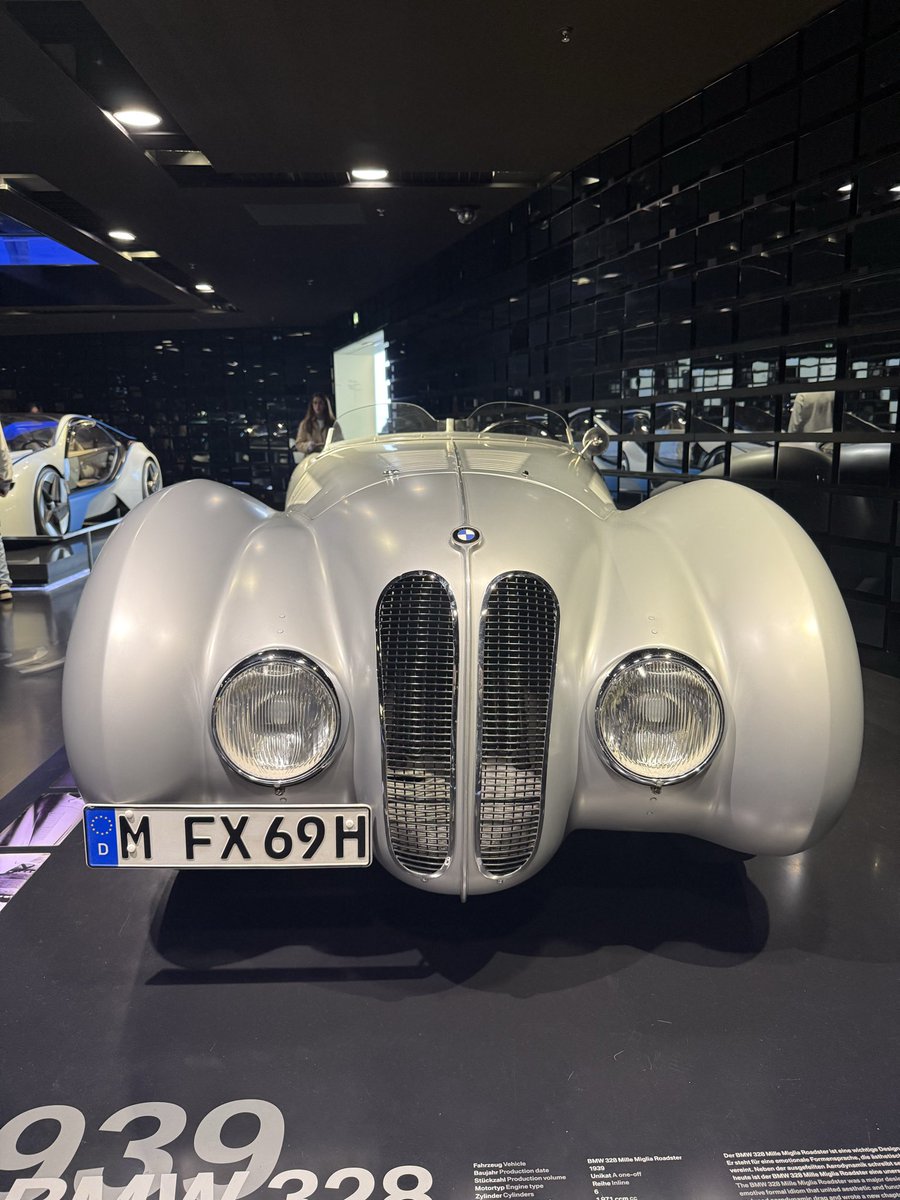 HassimiouBh86k's tweet image. Le BMW Museum est un véritable chef-d’œuvre ! J’y ai passé des heures, captivé par les légendes automobiles qui y sont exposées. Le niveau de détail est tout simplement incroyable. Si vous êtes passionné de voitures, ce musée est un incontournable. #Carlovers #Munich #BMW