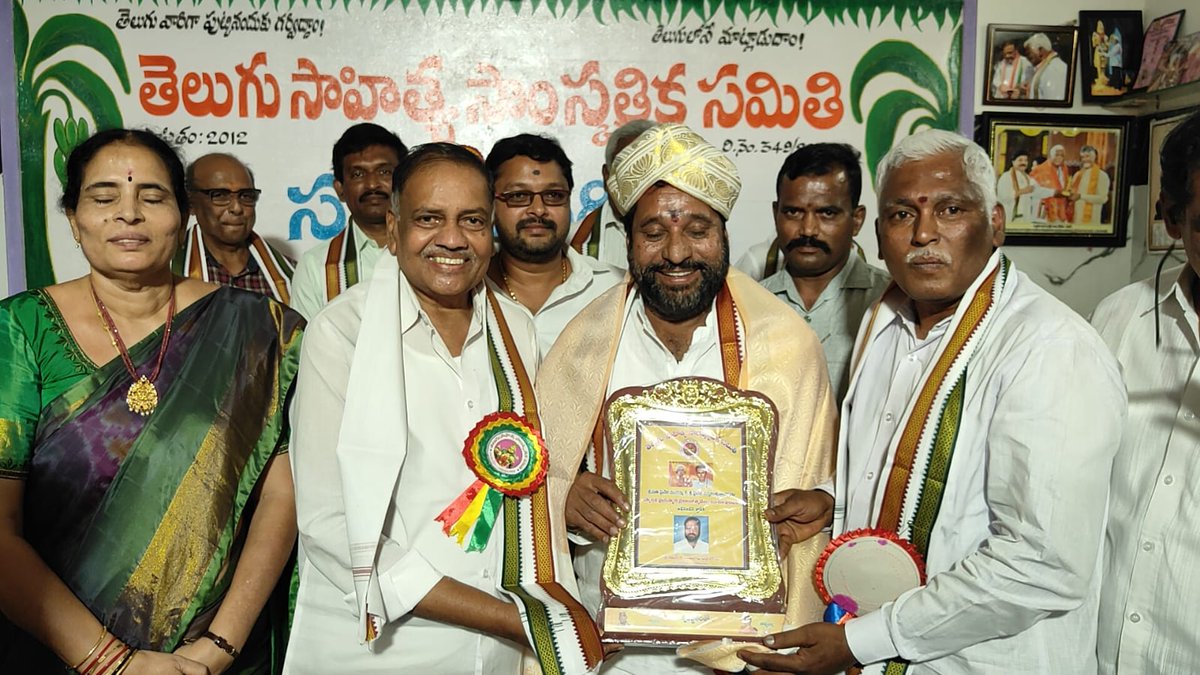 NAmaranathReddy's tweet image. కన్నతల్లిలాంటి తెలుగు భాషను కాపాడుకోవడం మనందరి బాధ్యత. గంగవరం మండలం సాయి గార్డెన్ సిటీలో జరిగిన కీ.శే. మండలి వెంకట కృష్ణారావు గారి శత జయంతి ఉత్సవాల్లో శ్రీ మండలి బుద్ధప్రసాద్ గారితో కలిసి పాల్గొన్నాను. మన మాతృభాషను మన పిల్లలకు ఆస్తిగా అందిద్దాం.
#Telugu #PalamanerMLA #Culture