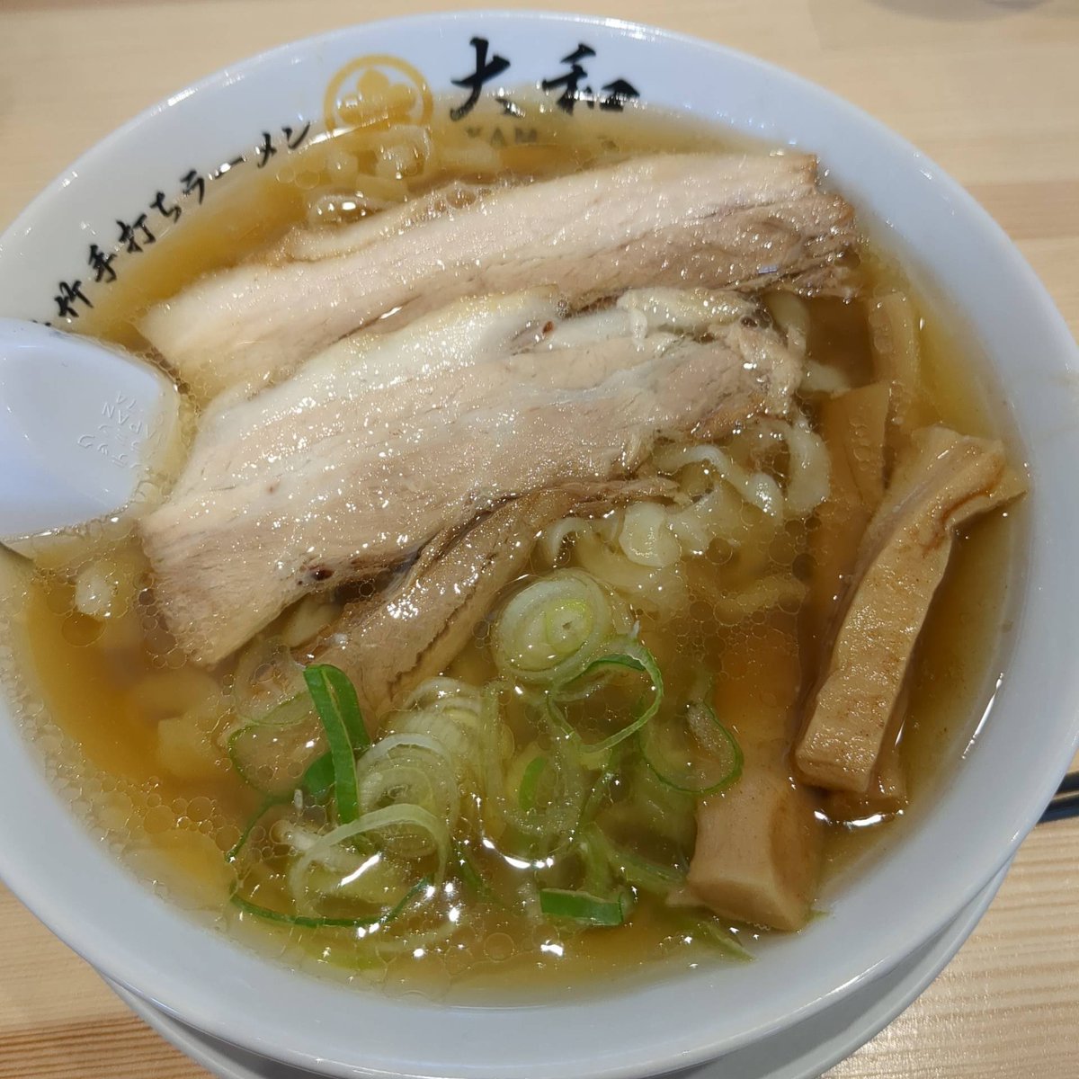 TOMONEGI2's tweet photo. ラーメン at 佐野青竹打ちラーメン 大和 厄除け大師店

少しオイリーなスープがいいんですよ
また、塩っぽいチャーシューと極太メンマが大和さん
美味し...   #毎日がラーメン
#ラーメン 
#大和
https://t.co/ih1rxeRBm1 https://t.co/jj195mshKu