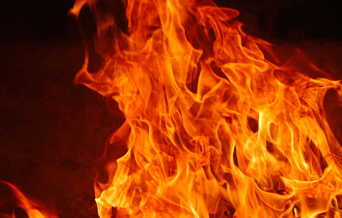 Kuchhkhabre's tweet image. मुजफ्फरपुर के सरैया बाजार स्थित रेडीमेड कपड़ा मॉल में सुबह करीब 5 बजे आग लग गई। आग तेजी से फैल गई, जिससे लाखों रुपये का सामान जलकर खाक 👉 kuchhkhabre.com/2026/04/muzaff…

#muzaffarpur #bihar #news