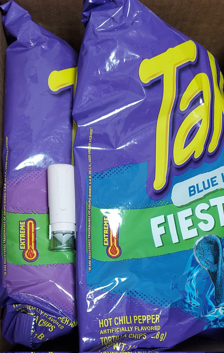 hitotohigedan's tweet image. 某番組で見かけたお菓子食べたくて注文したら予想以上にでかかった
#Takis 大きさ比較のためシャチハタ置いてます笑