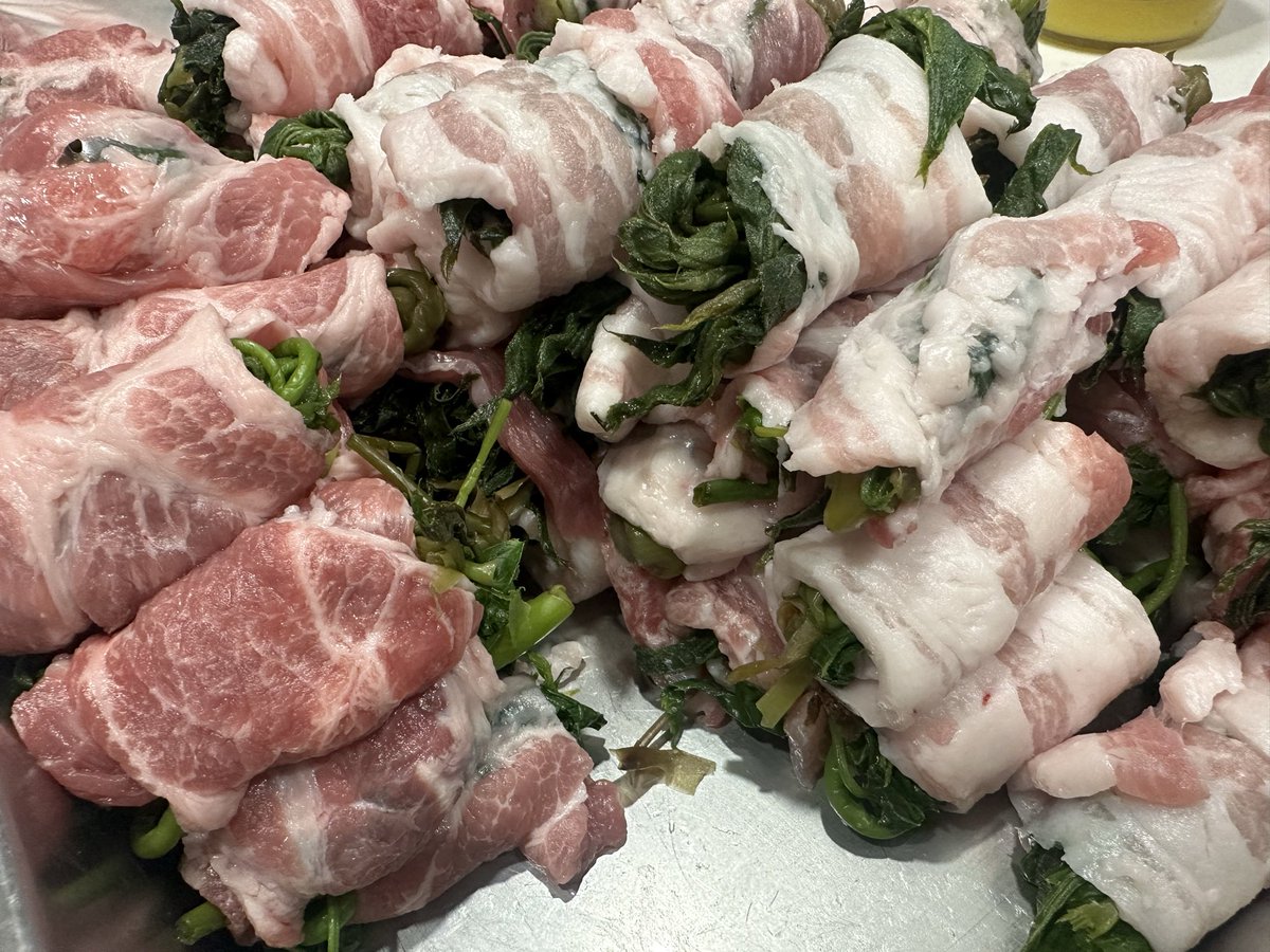 부모님께서 산에서 직접 따온 두릅을 데쳐서

삼겹살 얇게 썰어서 

두릅삼겹살 말이 해먹는게

이때쯤 먹을수 있는 최고의 별미 입니다👍

소주를 안먹을수가 없는 음식 입니다😁