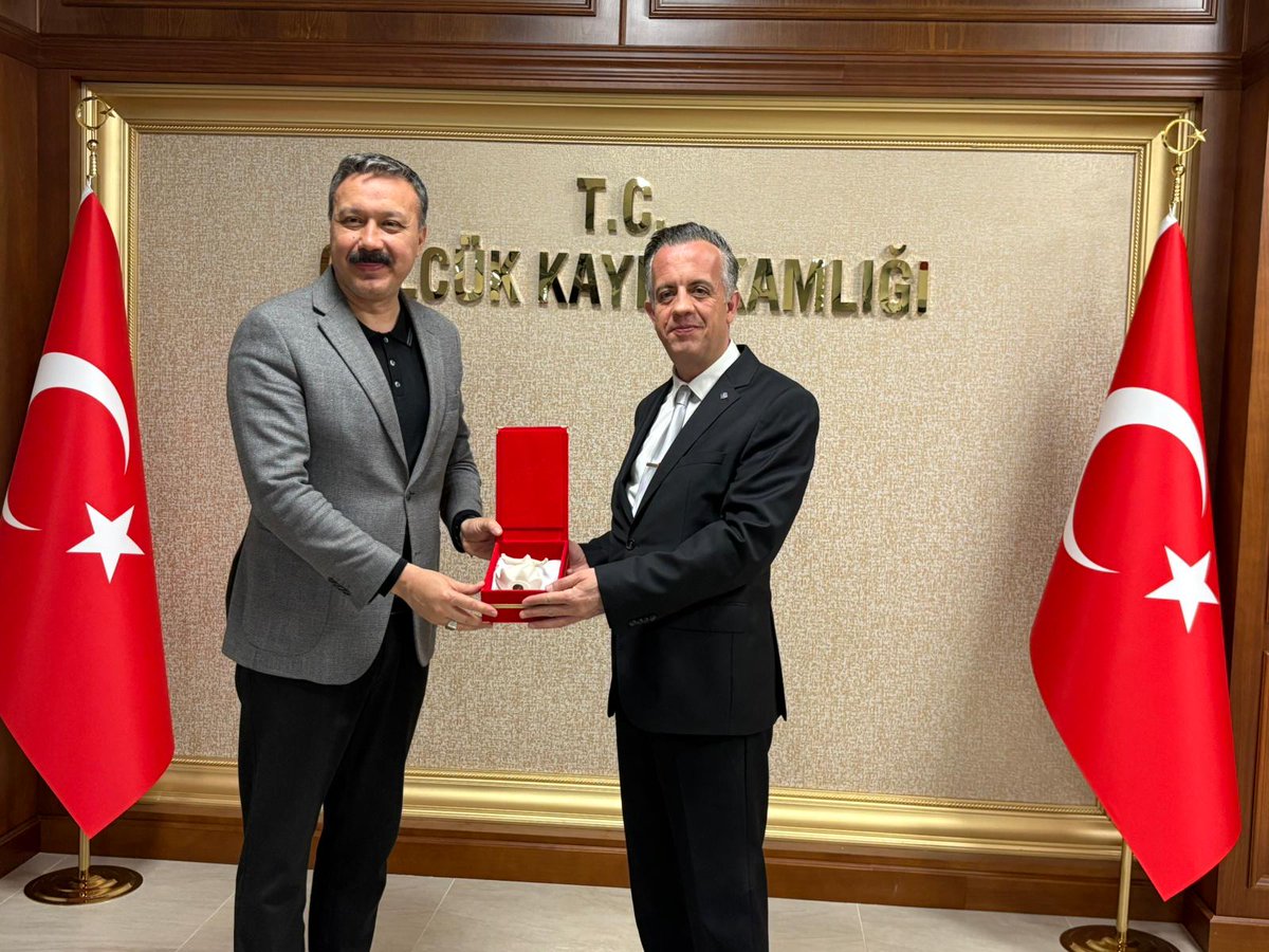 esk_kentkonseyi's tweet photo. Türkiye Kent Konseyleri Birliği Gölcük programı kapsamında, Başkanımız Ahmet Kapanoğlu ve Yönetim Kurulu Üyeleri; Gölcük Belediye Başkanımız Sayın Ali Yılmaz Sezer ve Gölcük Kaymakamımız Sayın Müfit Gültekin ile makamlarında bir araya geldiler.

Gerçekleşen ziyaretlerde; kentlerimizin geleceğinin ortak akılla, katılımcı ve şeffaf yönetim anlayışıyla nasıl daha ileriye taşınabileceği ele alındı.

Gösterdikleri yakın ilgileri ve misafirperverlikleri için Gölcük Belediye Başkanımız Sayın Ali Yılmaz Sezer ve Gölcük Kaymakamımız Sayın Müfit Gültekin’e şükranlarımızı sunuyoruz.