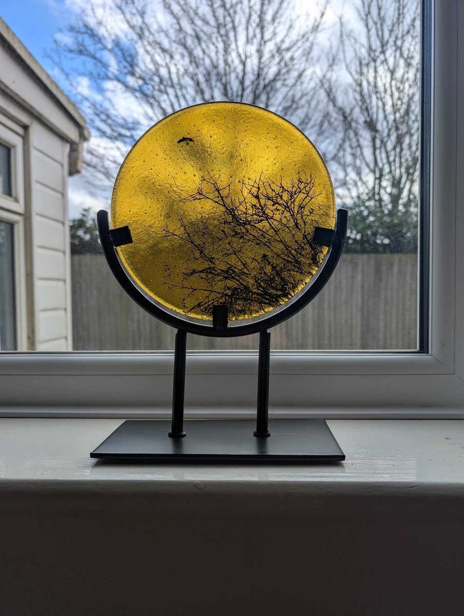 Samphireglass's tweet image. A wonderful unique freestanding fused glass ornament for the home. Beautiful amber glass with winter branches and a flying bird silhouette design. Perfect for a window. 

#ukgiftam #ukgifthour #shopindie

samphireglass.etsy.com/listing/4464...