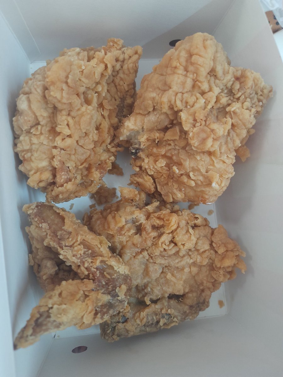 ShashwatShandi8's tweet photo. Order no - 236072875412434

Today I ordered meal from KFC of Rs 1157 and again faced same issue . Inplace of hot and crispy they are giving something else. What is this? please take appropriate action. Hot and crispy is leg peice and they are giving something else.@SwiggyCares https://t.co/oswJFOiQuF