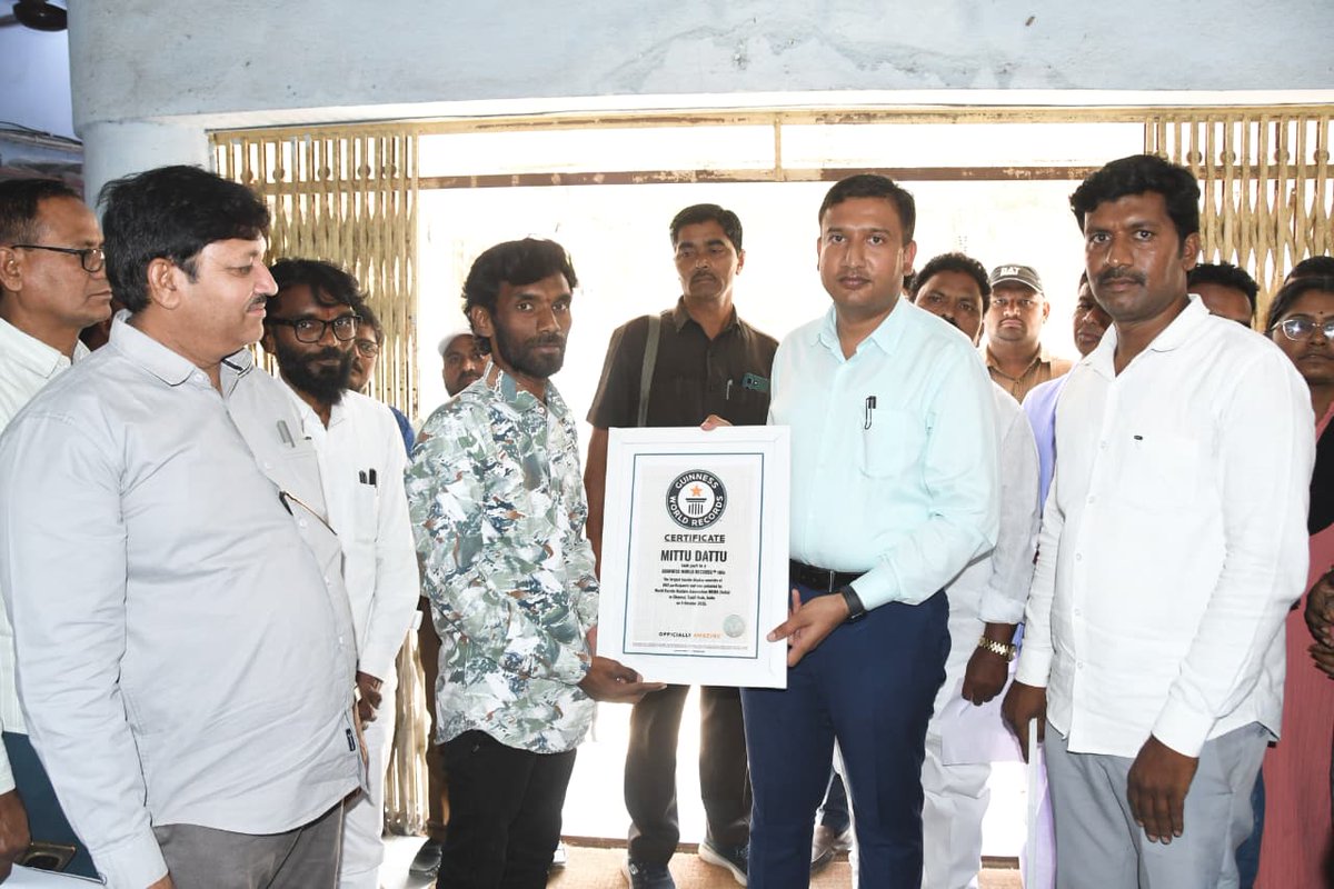 Collector_ADB's tweet image. ✅శనివారం కలెక్టరేట్ సమావేశ మందిరంలో జిల్లా బాల కేంద్రం ఆధ్వర్యంలో విద్యార్థుల కోసం నిర్వహించనున్న ఉచిత వేసవి శిక్షణ శిబిరం పోస్టర్లను జిల్లా కలెక్టర్ రాజర్షిషా ఆవిష్కరించారు. 

✅అనంతరం గత సంవత్సం చెన్నైలో నిర్వహించిన అంతర్జాతీయ కరాటే #KARATE విన్యాసాల్లో ప్రతిభ  కనబరచి గిన్నిస్