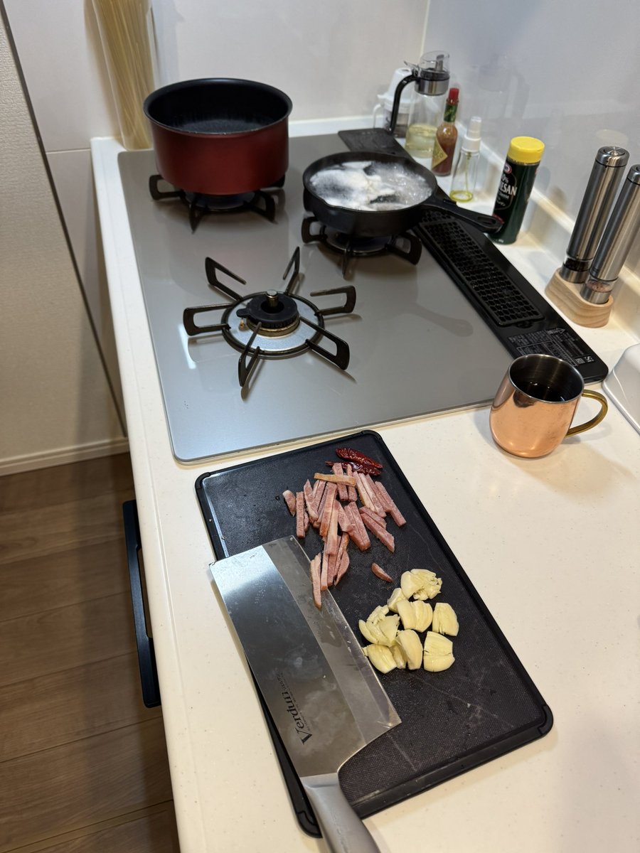 嫁ちゃんお早めに帰宅されてから
1人で大掃除大会してご飯作り！

今日はペペロンチーノ🍝
カルディで買った唐辛子ばっか辛い。
