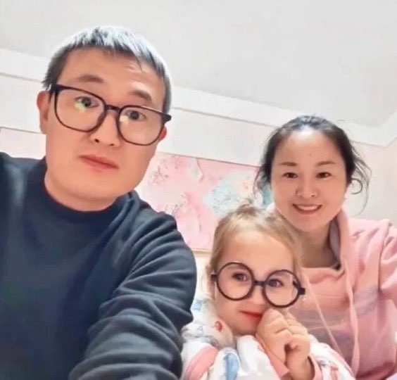 [閒聊] 一對中國夫婦生出了「金髮・藍眼」的女兒 - 希洽 - PTT.BEST 批踢踢爆文