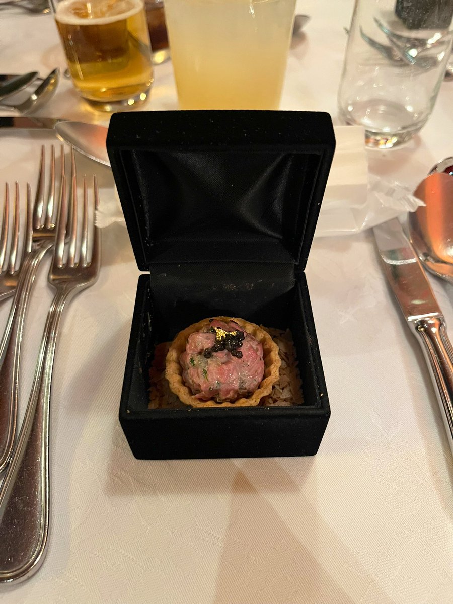 hey_funkyBaby's tweet photo. 初めて友達の結婚式に参列しました
新婦の友達に「女の子にモテませんか？」と言われたので、「どうですかね…ご想像にお任せします」と返しました https://t.co/MqLcXt6C4c