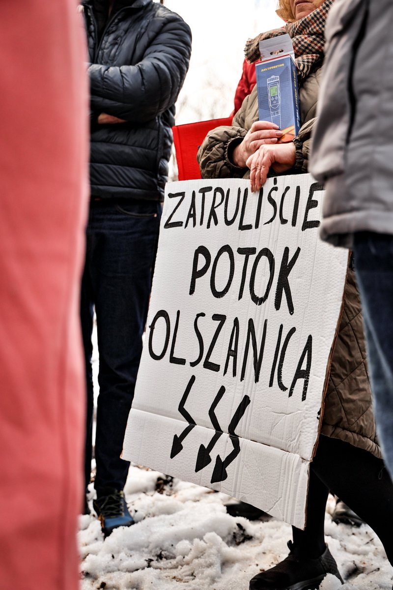 tomas_fiszer's tweet photo. UWAGA !  POZEW LOTNISKA W BALICACH PRZECIWKO STRONIE SPOŁECZNEJ O NARUSZENIE DÓBR OSOBISTYCH !

Na wczorajszym posiedzeniu Sąd określił plan rozprawy, będą powołani biegli i świadkowie.
Przeciwko stronie społecznej występuje podmiot dysponujący ogromnym (publicznym) budżetem, za którym stoi armia prawników...

Czy cała ta sprawa zniechęca stronę społeczną do działania  i  w jakiś sposób wystraszyła ?

Wprost przeciwnie ! Jesteśmy jeszcze bardziej zdeterminowani, aby działać na rzecz naszego środowiska, przyrody i mieszkańców !

Nie ma naszej zgody na trucie środowiska, a szczególnie naszego potoku.

PS.  Kontrola WIOS zakończona 3 kwietnia 2026 r. wykazała nieprawidłowość w postaci niedotrzymania warunków pozwolenia wodnoprawnego przez lotnisko. 
Zastosowano karę grzywny w wysokości 7 000 zł dla osoby popełniającej wykroczenie.

Prokuratura Rejonowa w Krakowie wszczęła właśnie śledztwo w sprawie zanieczyszczenia wody w potoku Olszanickim...

@JaskowiecD 
@Miszalski_
@tvp3krakow
@PolsatNewsPL
@RMFMAXX
@UWAGATVN
@ReporterzyTVP