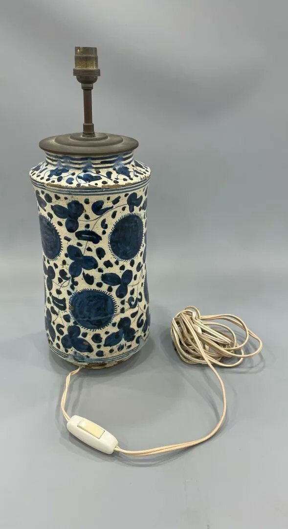 Us agrada aquesta làmpada de taula? Sí? No? S'ha subhastat a França fa uns dies i el preu d'estimació inicial era d'uns 100-150€. 

Però alguna cosa grinyolava, perquè el que va passar us sorprendrà.

Fil.