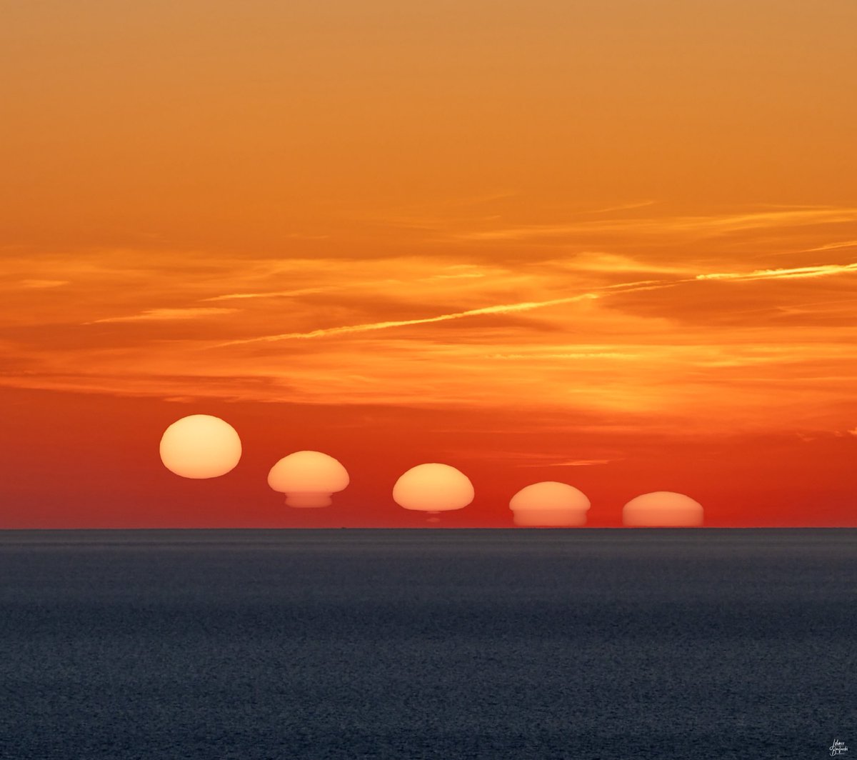 parcastroprades's tweet image. 🌅 Avui, la Imatge del Dia de la @NASA ens regala una escena gairebé surrealista capturada a la costa oest de Sardenya per Lorenzo Busilacchi 📷 

Recordeu que els propers dies tenim una gran ocasió per simular l’eclipsi ☀️ del 12 d’agost 2026 ☀️

#eclipsi #solareclipse #eclipse
