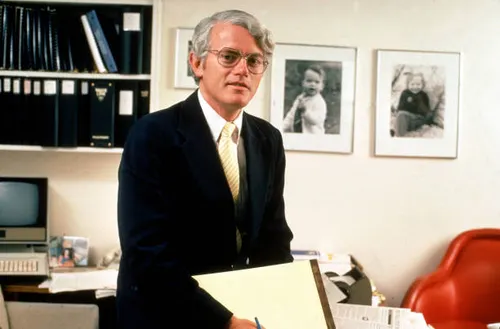 QCompounding's tweet photo. Peter Lynch:

If you invest $1,000 in a stock, all you can lose is $1,000 but you stand to gain $10,000 or even $50,000 over time if you are patient.

You need to find only a few stocks to make a lifetime of investing worthwhile. https://t.co/oTek8Bzi6H
