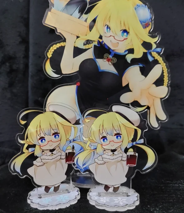 はっちゃんアクスタはこんな感じ (手前のです。うしろのはっちゃんはサイズ比較 台座の雪模様が青か白、2種類あります。 私しかやらないと思うけど3つくらい並べても可愛い。おひとりどうでしょうか…!!#全艦東