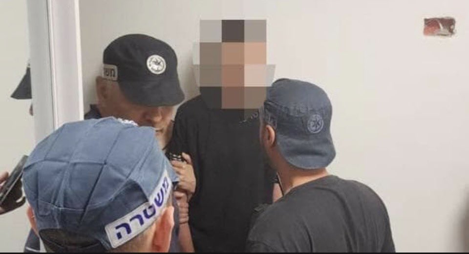 את משטרת מחוז המרכז אסור לבקר.. גם אם ״שכחו״ להוציא הודעה על הרצח בפתח תקווה… גם אם הקימו צח״מ רק  אחרי יותר מיממה.  הבוקר הם עצרו את הקטינים החשודים ברצח אבל הוציאו  את התמונה הזאת שצילמו שוטרים רק  לחלק מכלי התקשורת.  המסר: תבקר=לא תקבל.  אז נמשיך לבקר ונאחל גם בהצלחה לחוקרים!