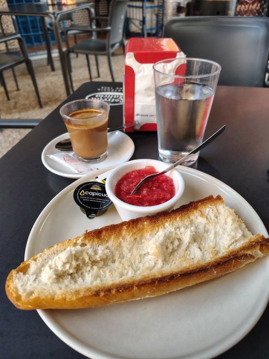 Isidro2405's tweet photo. Hoy, #Desayunando en la terraza de #ElFarol en la C/ San Isidro, 3 al lado del mercado, en #Majadahonda https://t.co/yxwhvrU8Mz