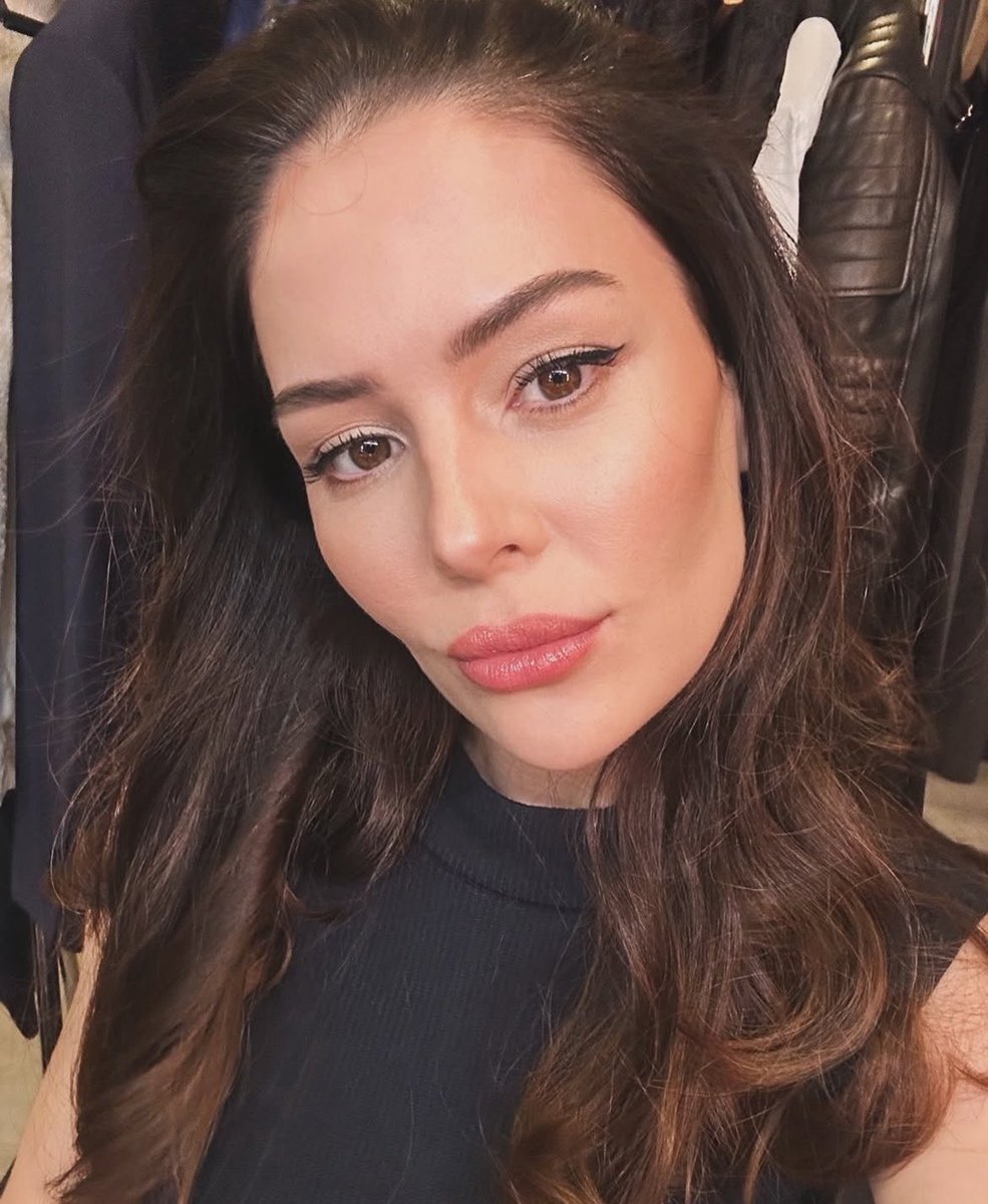 NurNisa5876's tweet photo. @YilCagAtiksoy #MalhunHatun #DevletAna

Oyuncu                                    En iyi karakteri https://t.co/j4rqywSUtx