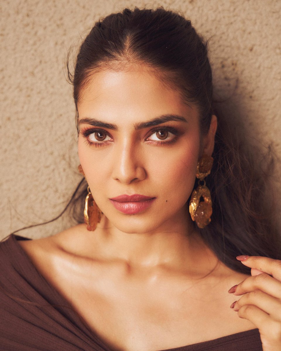 BHANUPRASADHFM1's tweet photo. Malz papa e dresss lo excellent undi ga oka cinema babu tho padte bale untadi 😮‍💨😮‍💨😘😘 

 #MalvikaMohan https://t.co/9BNAIMFXAZ