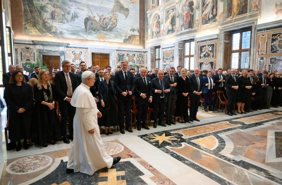 vaticannews_it's tweet image. “L’unità è sempre superiore al conflitto”. #LeoneXIV cita questa “bella e semplice espressione” di #PapaFrancesco per ribadire la missione della politica ai membri dell'@EPP. “Nell’era del trionfo del digitale", aggiunge, "l’azione politica richiede un ritorno all’analogico”