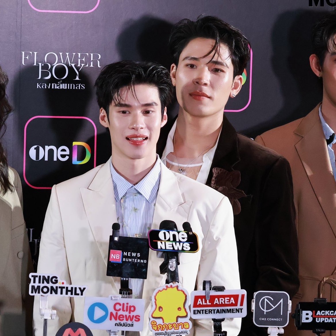 lana ❦ tweet media