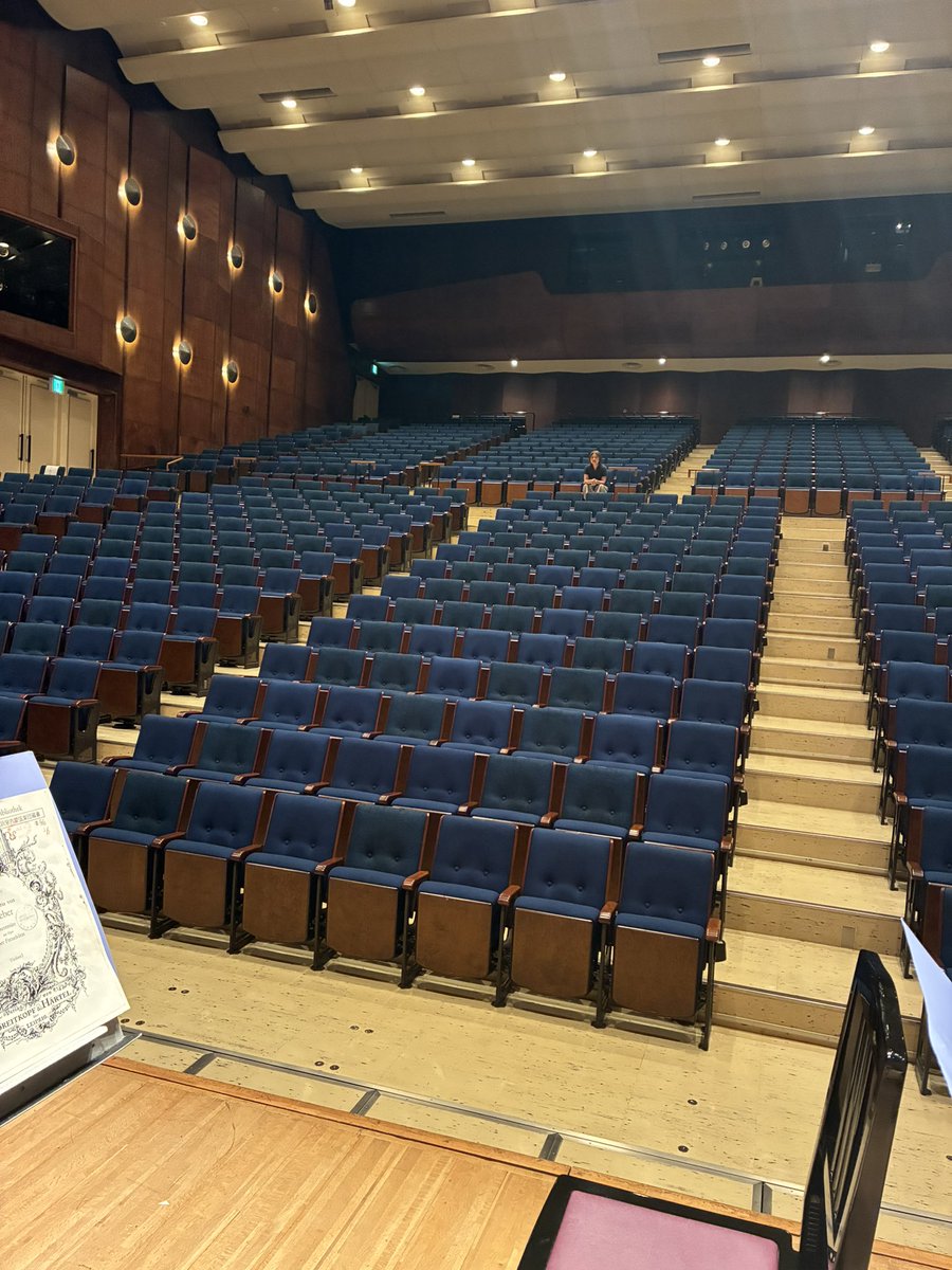 週末ふたりごはん

木のホールで本番でした🎻
このホールの響き大好き

近所のもつ煮込み屋さんで
もつ煮込みテイクアウト
隣のコンビニで赤ワイン🍷買って
打ち上げですな🥂

もつ煮込み
焼き鳥(夫が買ってきた)
ミックスナッツ🥜
冷奴
赤ワイン🍷🍷
